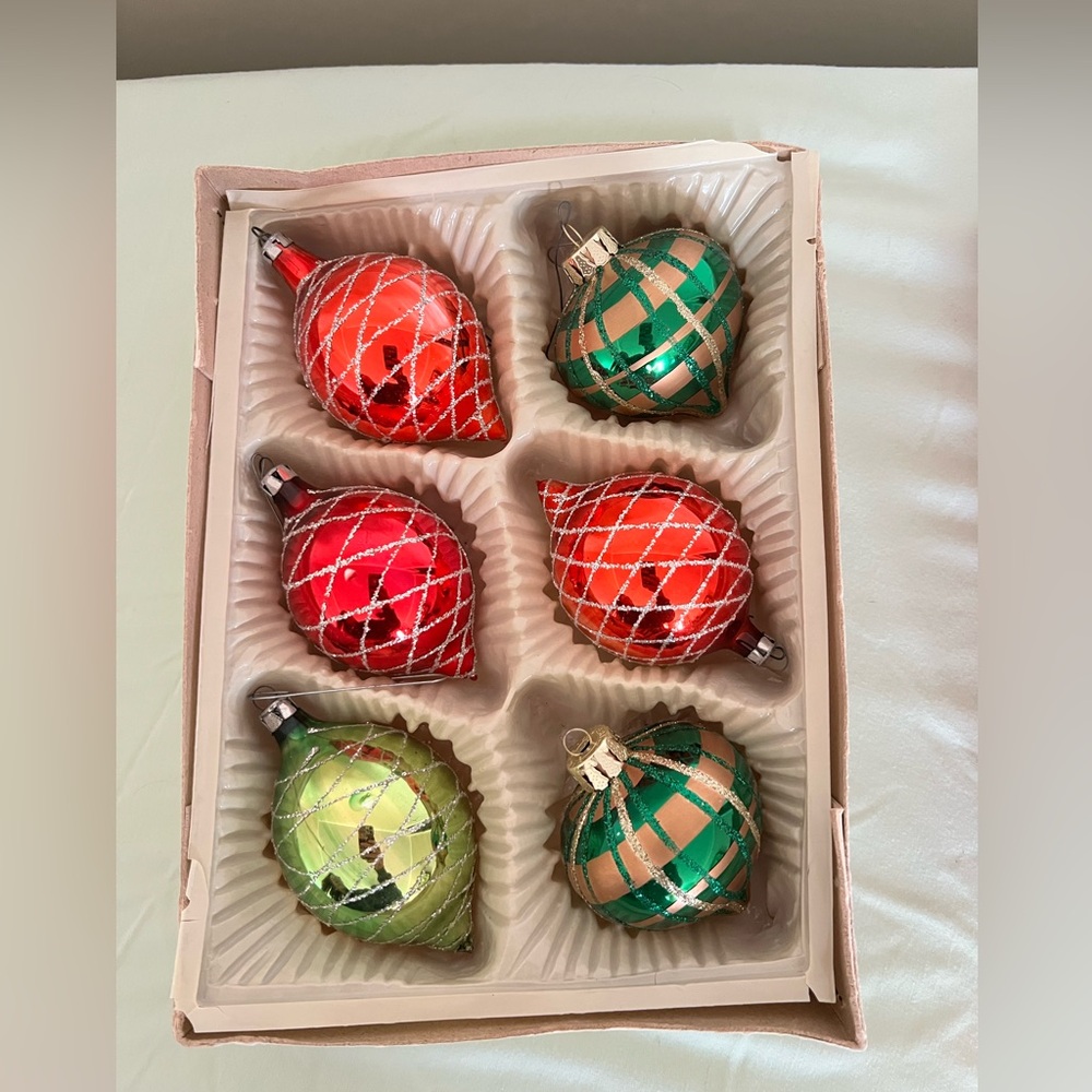 Vintage Christmas Ornaments with Glitter and Mica Lattice Pattern